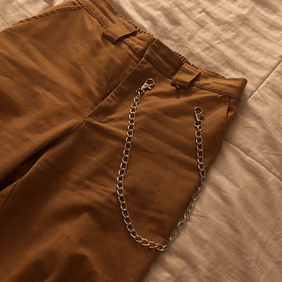 High Waisted Ankle Crop Khaki Cargo Pants w/Chain - Picture 4 of 4